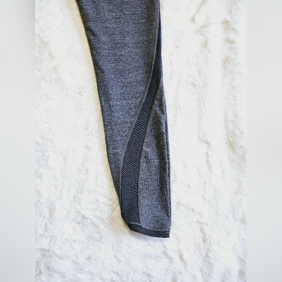 Lululemon Featherlight Tight Size 4. - Picture 8 of 15
